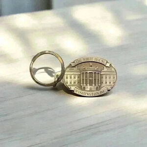 The White House Washington DC Keychain Silvertone Metal Sculpted Souvenir